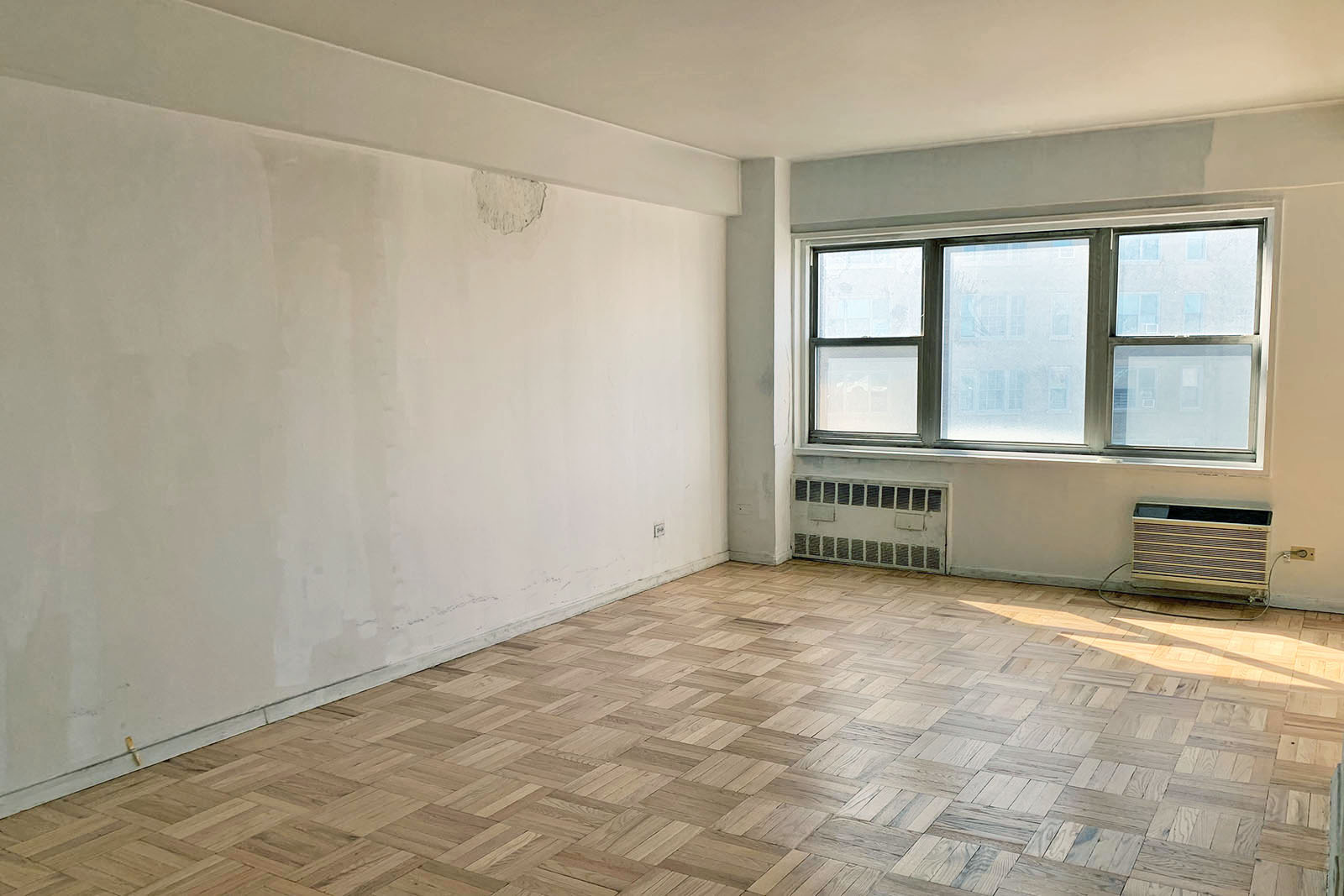 10 Plaza St. East 8B Living Room before staging
